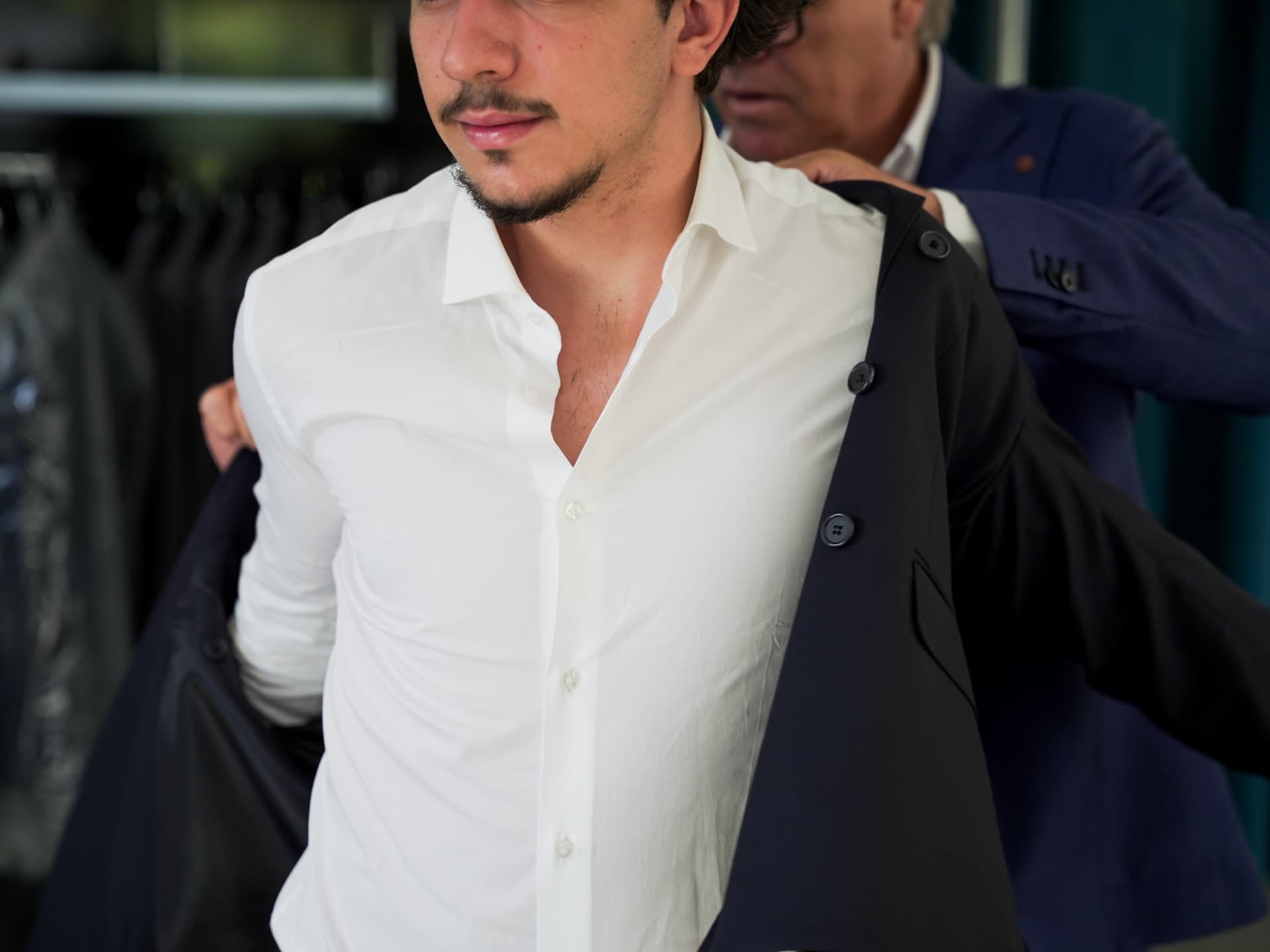 Un cliente durante una prova d'abito con il sarto